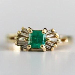 LADIES 14 KARAT YELLOW GOLD DIAMOND AND NATURAL EMERALD COCKTAIL RING